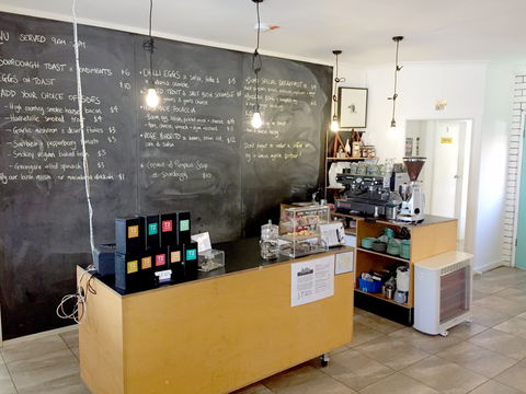 Dumu Balcony Cafe - Accommodation Main Beach 2