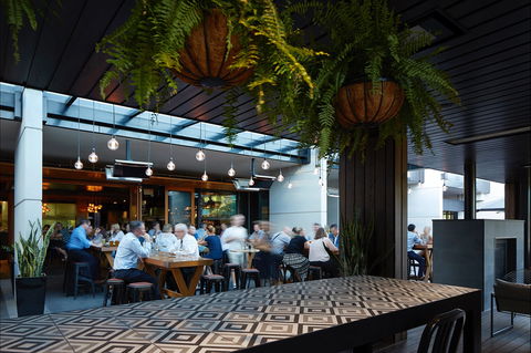 Ostani Lounge, Bar & Restaurant - Accommodation Main Beach 1