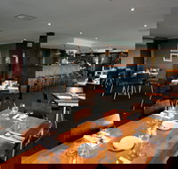 Sisters Rock Restaurant - Accommodation Main Beach