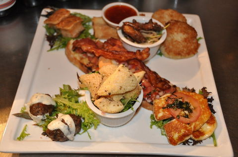 Salt Cafe Bar - Accommodation Main Beach 0