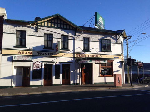 The Royal Oak - Accommodation Main Beach 0