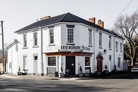 Clarendon Arms Hotel - Accommodation Main Beach 0