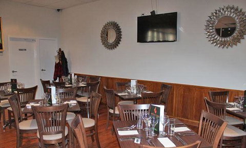 Swings & Roundabouts Cellar Door & Restaurant - Accommodation Main Beach 6