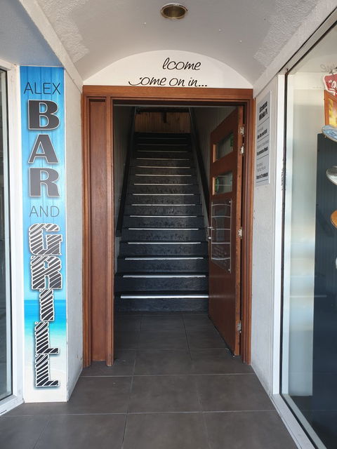 The Alex Bar & Grill - Accommodation Main Beach 4