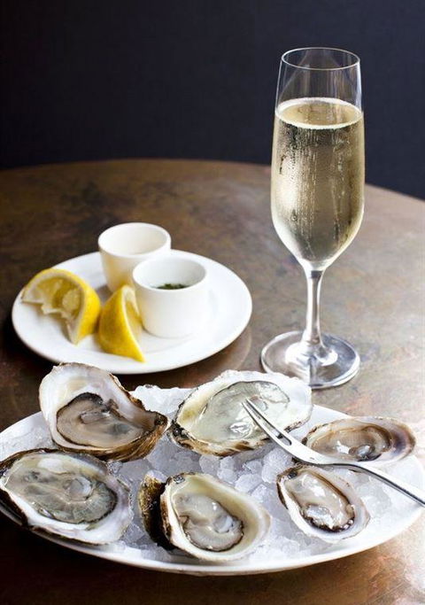 RST Seafood Restaurant - Accommodation Main Beach 3