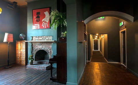 Waroona Hotel - Accommodation Main Beach 5