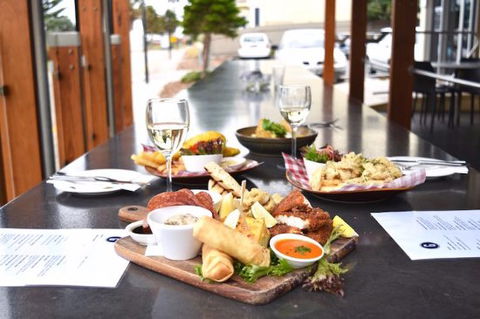 Grange Hotel Restaurant - Accommodation Main Beach 0