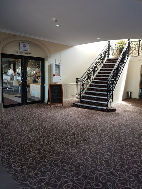 Berri Hotel Bistro - Accommodation Main Beach 11