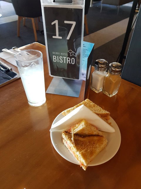 Berri Hotel Bistro - Accommodation Main Beach 8