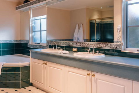 Country Club Villas - Accommodation Main Beach 2