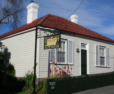 Alice's Cottages - Accommodation Main Beach 0