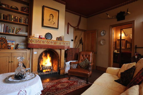 Alice's Cottages - Accommodation Main Beach 1