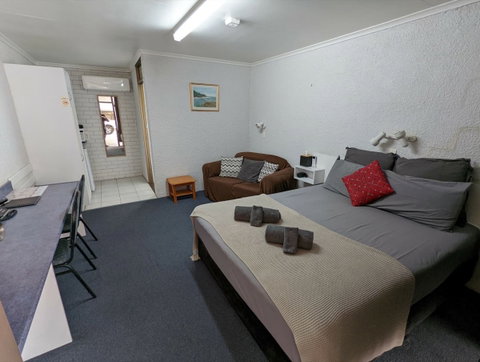 Abajaz Motor Inn - Accommodation Main Beach 0