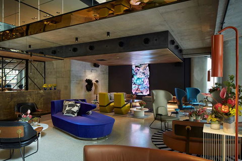 QT Melbourne - Accommodation Main Beach 1