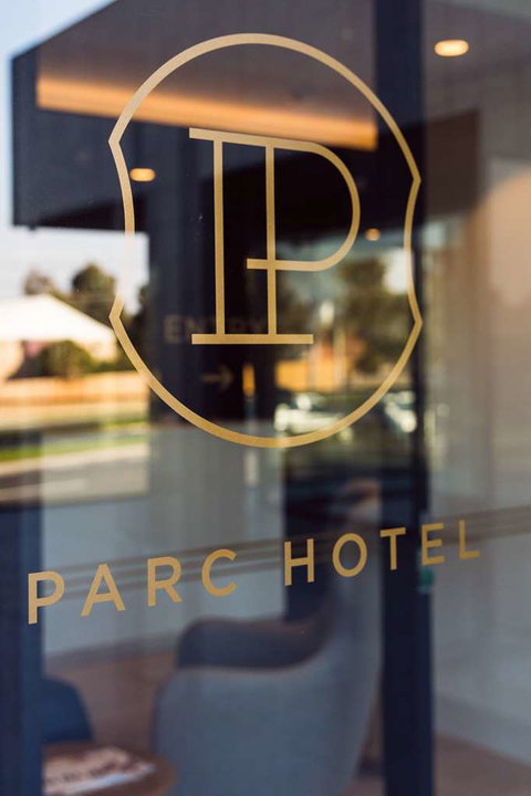 Parc Hotel - Accommodation Main Beach 0