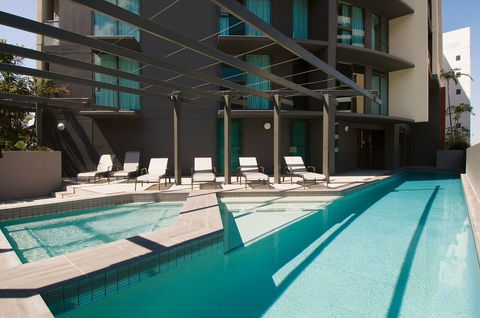 Oaks Felix - Accommodation Main Beach 2