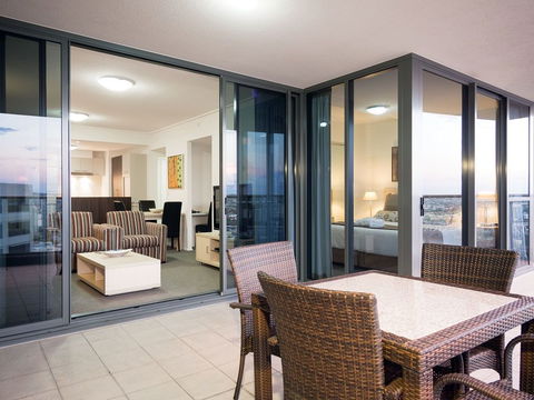 Oaks Aurora - Accommodation Main Beach 2