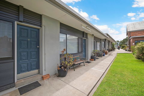 Hamilton Lakeside Motel - Accommodation Main Beach 0