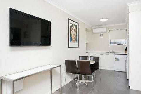 Forrest Hotel & Apartments - Accommodation Main Beach 2
