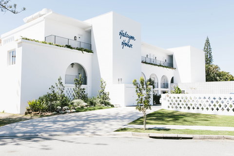 Halcyon House - Accommodation Main Beach 0