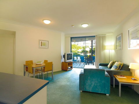 Oaks Calypso Plaza Resort - Accommodation Main Beach 5