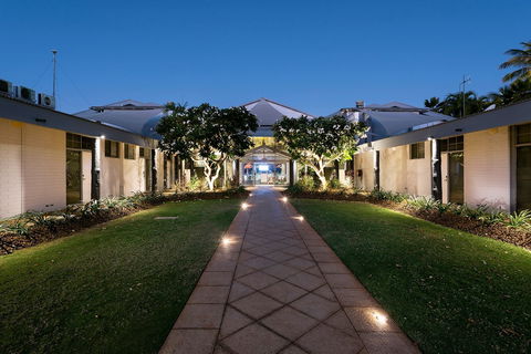 The Mangrove Resort Hotel - Accommodation Main Beach 0