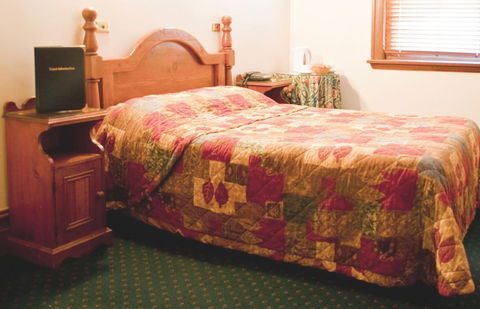 O'Malleys Hotel - Accommodation Main Beach 1