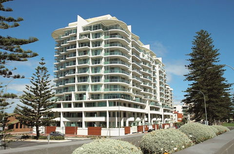 Oaks Liberty Towers - Accommodation Main Beach 0