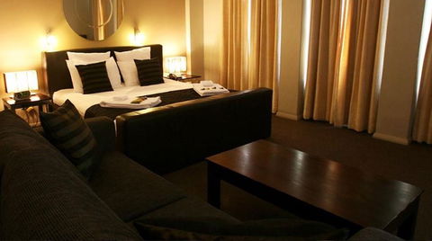 The Clarendon Hotel - Accommodation Main Beach 1