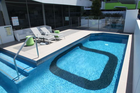 Code Apartments - Accommodation Main Beach 1