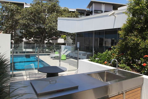 Code Apartments - Accommodation Main Beach 2