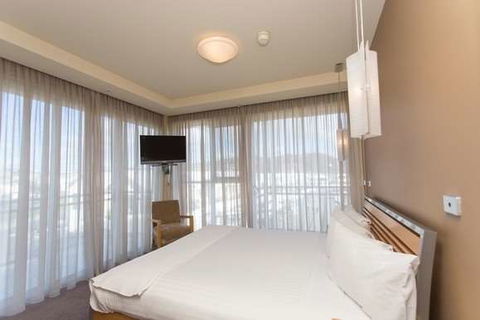 Peppers Seaport Hotel - Accommodation Main Beach 1