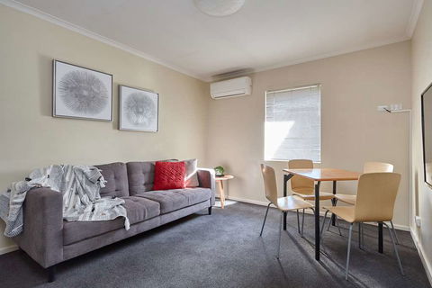 Elphin Villas - Accommodation Main Beach 1
