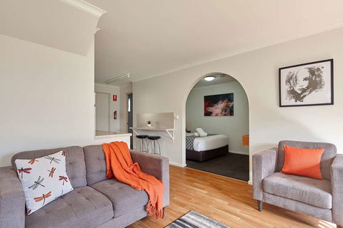 Elphin Villas - Accommodation Main Beach 6
