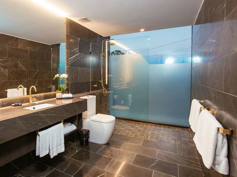 Eatons Hill Hotel - Accommodation Main Beach 2