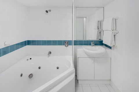 Adina Serviced Apartments Canberra James Court - Accommodation Main Beach 8