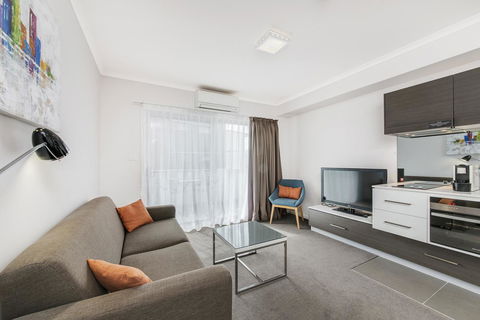 Abode Tuggeranong - Accommodation Main Beach 5