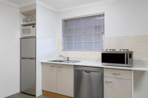 Adina Serviced Apartments Canberra Kingston - Accommodation Main Beach 3