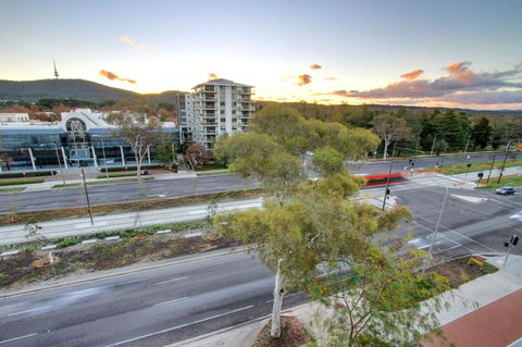 IQ Smart Apartments 704 Braddon ACT - Accommodation Main Beach 6