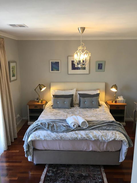 Finches Canberra - Accommodation Main Beach 0