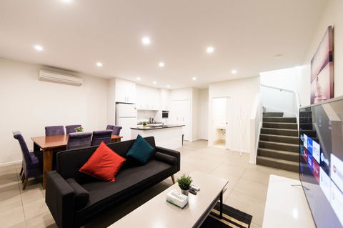 3BR Townhouse Double Garage Walk To Lake Ginninderra - Accommodation Main Beach 0