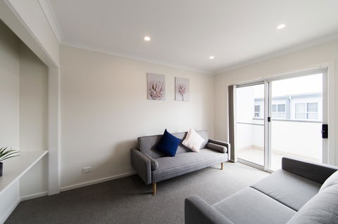 3BR Townhouse Double Garage Walk To Lake Ginninderra - Accommodation Main Beach 3