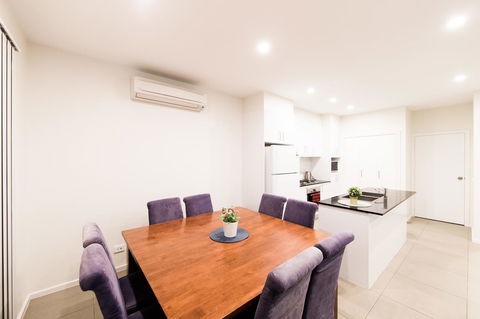 3BR Townhouse Double Garage Walk To Lake Ginninderra - Accommodation Main Beach 2