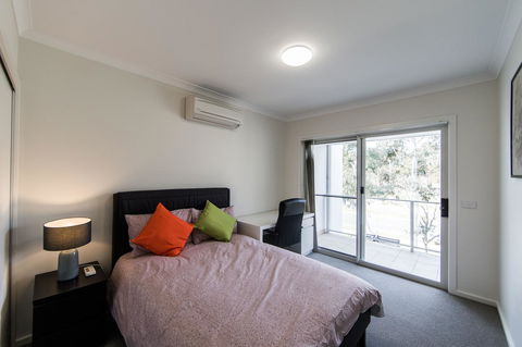 3BR Townhouse Double Garage Walk To Lake Ginninderra - Accommodation Main Beach 7