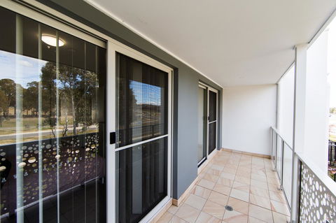 3BR Townhouse Double Garage Walk To Lake Ginninderra - Accommodation Main Beach 8