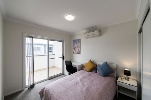 3BR Townhouse Double Garage Walk To Lake Ginninderra - Accommodation Main Beach 4