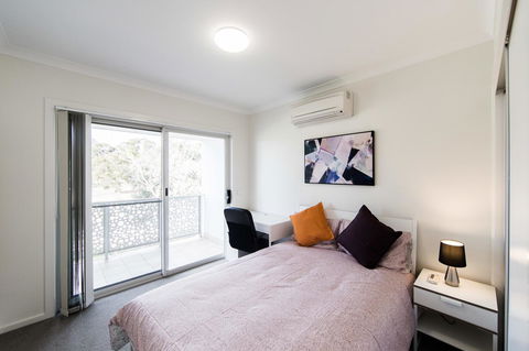 3BR Townhouse Double Garage Walk To Lake Ginninderra - Accommodation Main Beach 6