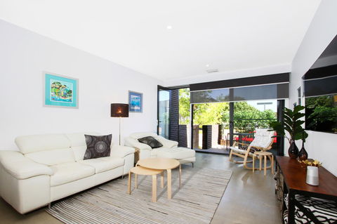 Accommodate Canberra - Parbery - Accommodation Main Beach 1