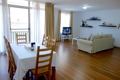 Kingston Comfy Apartment - Accommodation Main Beach 4