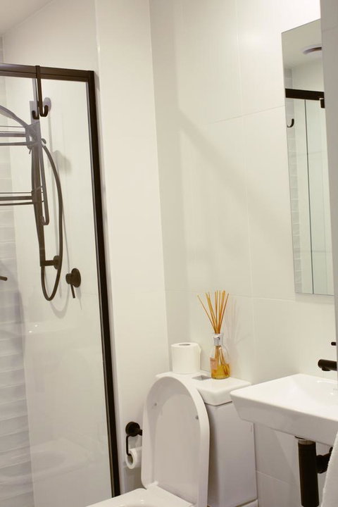 Stylish, Modern, Cute As A Button - Braddon CBD - Accommodation Main Beach 6